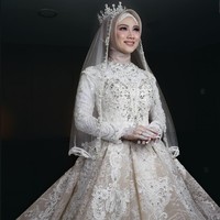 Menurut Ayu Dyan Andari, salah satu desainer gaun pernikahan favorit para hijabers, ball gown masih diminati para hijabers untuk momen sakralnya itu. Foto: Instagram/SerhanHennaArt_Bandung
