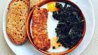 Dipadu dengan sup atau pun sunny side up dan kale rebus juga enak. Apalagi dimakan selagi hangat. Foto: Instagram cheriemartini 