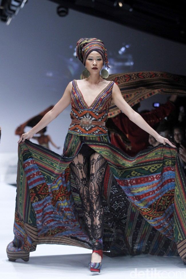 Anne Avantie merilis koleksi busana tenun dalam fashion show bertajuk Badai Pasti Berlalu, di Jakarta Fashion Week 2019, Senayan City, Jakarta, Selasa [23/10/2018]. Foto: Mohamamd Abduh/Wolipop