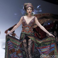 Anne Avantie merilis koleksi busana tenun dalam fashion show bertajuk Badai Pasti Berlalu, di Jakarta Fashion Week 2019, Senayan City, Jakarta, Selasa [23/10/2018]. Foto: Mohamamd Abduh/Wolipop