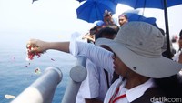 Keluarga korban penumpang Lion Air PK-LQP menabur bunga dan berdoa bersama di lokasi jatuhnya pesawat di perairan Laut Utara Karawang, Jawa Barat, Selasa (6/11/2018).