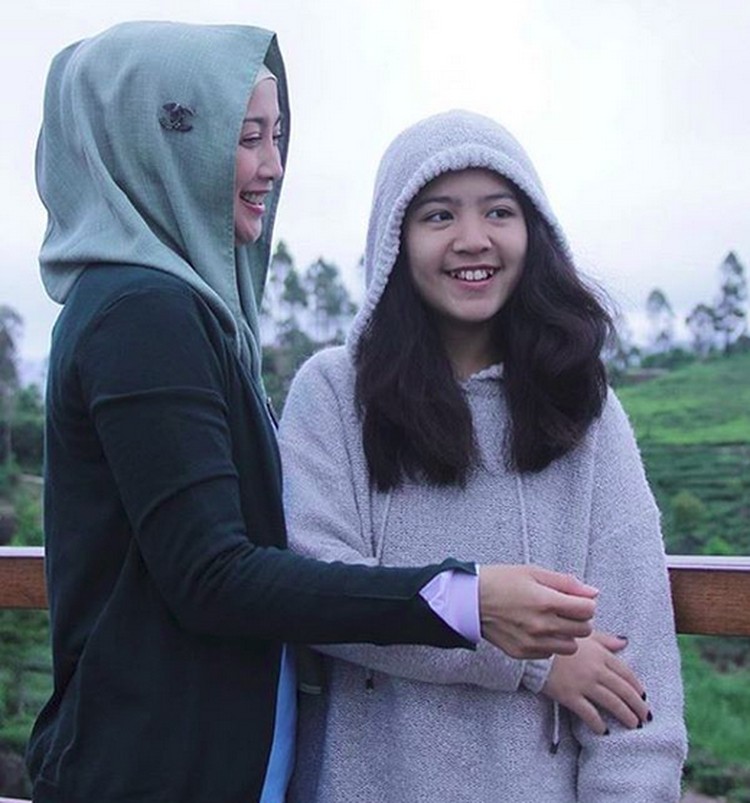 7 Momen Manis Desy Ratnasari dengan Anak