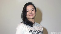 Lagi-lagi Eriska tampil kasual dengan kaus dan celana hitam. Pool/Noel/detikFoto.