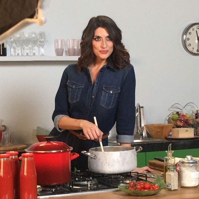 Bintang televisi ini merupakan tuan rumah program pagi Unomattina di Rai Uno. Foto: Instagram @elisaisoardi