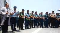 Sebelum dilakukan tabur bunga terlebih dahulu dilakukan doa bersama di atas kapal KRI Banda Aceh dan KRI Banjarmasin yang mengarungi perairan Laut Utara Karawang sebagai bentuk penghormatan kepada para korban.