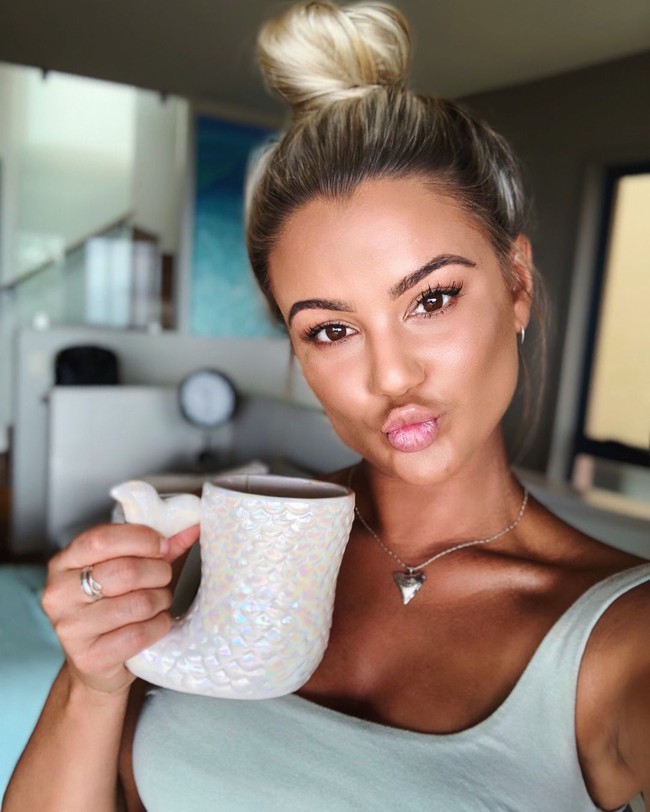 Ketika itu, Karina mengaku menjalani gaya hidup yang tidak sehat karena terpengaruh media sosial. Menjaga berat badan agar terlihat kurus di media sosial, ia pun menjaga makan dengan menghitung kalori hingga olahraga berlebih. Foto: Instagram @karinairby