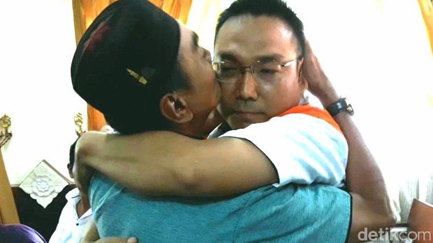Momen Iwan Adranacus berpelukan dengan ayah korban. 