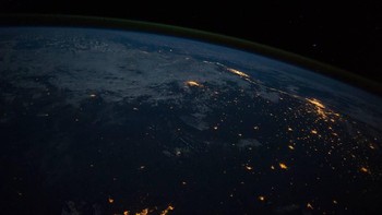 Pemandangan Bumi di malam hari dengan lampu-lampu yang menerangi. Foto: NASA