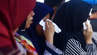 Suara isak tangis pecah saat melantunkan doa. Beberapa orang juga tak henti mengusap air mata dan memeluk sesama keluarga untuk menguatkan diri.