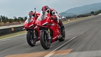 Bahkan, Ducati akan menurunkan Panigale V4 R untuk kejuaraan WSBK yang memakai motor jalan raya. Mesin Desmosedici Stradale 1.103 cc diganti dengan mesin 998 cc Desmosedici Stradale R untuk memenuhi aturan WSBK. Mesin itu mampu menyemburkan tenaga hingga 221 daya kuda pada putaran mesin 15.250 rpm. Putaran mesin maksimalnya 2.250 rpm lebih tinggi dibanding tenaga puncak pada mesin 1.103 cc V4. Performa lebih tinggi bisa dicapai dengan memasang knalpot Ducati Performance dari Akrapovic yang meningkatkan tenaganya sampai 234 daya kuda pada 15.500 rpm.