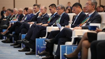 Bill Gates duduk berdampingan dengan Ma. Foto: Getty Images