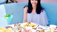 Kerenina hobi liburan ke Bali. Pakai baju ungu muda, pendiri Lets Share ini nampak matching dengan latar restoran dan menu di hadapannya. Terlihat ada menu brunch dan high tea yang menggoda selera. Foto: Instagram kerenina_sunny