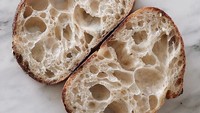 Meski dibuat dengan bahan sederhana, sourdough punya tekstur yang keras di luar tapi lembut di dalam. Bagian dalamnya memiliki rangka pori yang besar. Foto: Instagram sc.coffee