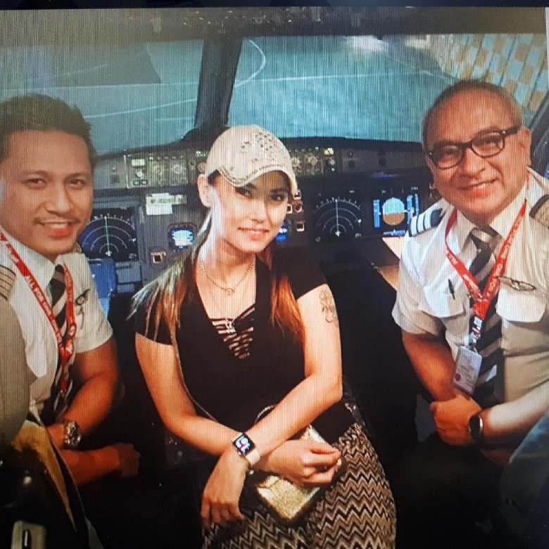 Foto Diapit Pilot di Kokpit, Maria Ozawa: Touch Down Bali! Foto Diapit Pilot di Kokpit, Maria Ozawa: Touch Down Bali!
