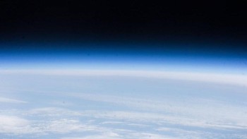 Terlihat foto Bulan separuh yang berada di atas horizon Bumi. Foto: NASA