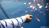 Perairan Laut utara Karawang pun nampak dipenuhi bunga yang ditaburkan oleh para keluarga dan kerabat korban penumpang Lion Air PK-LQP.