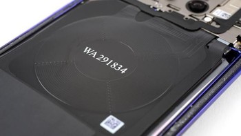 Ini adalah wireless charging coil, yang bisa dipakai mengisi baterai Mate 20 Pro, dan juga bisa dipakai mengisi baterai ponsel lain dengan standar Qi. Foto: Istimewa/iFixit