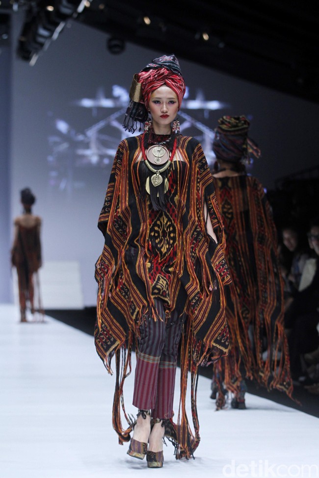 Anne Avantie merilis koleksi busana tenun dalam fashion show bertajuk Badai Pasti Berlalu, di Jakarta Fashion Week 2019, Senayan City, Jakarta, Selasa [23/10/2018]. Foto: Mohamamd Abduh/Wolipop