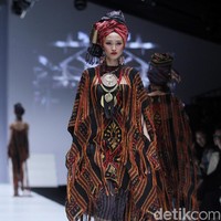 Anne Avantie merilis koleksi busana tenun dalam fashion show bertajuk Badai Pasti Berlalu, di Jakarta Fashion Week 2019, Senayan City, Jakarta, Selasa [23/10/2018]. Foto: Mohamamd Abduh/Wolipop