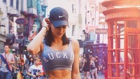 Dulu Hope bertugas sebagai mekanik pesawat tempur AS. Tapi kini dia sudah berkeluarga dan kerap liburan bareng. (Instagram/@hopeisabelhoward)