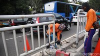Pagar pembatas itu dibangun untuk mencegah warga menyebrang sembarangan.