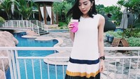 May the coffee be with you, tulis Ayu pada postingan ini. Ayu terlihat berpose di dekat kolam renang sambil menikmati segelas kopi hangat. Foto: instagram @ayuhastari