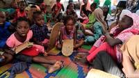 Puluhan anak-anak berkumpul untuk belajar membaca Alquran. REUTERS/Zohra Bensemra.