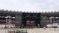 Penutup rumput juga sudah dipasang sehingga menjaga rumput di GBK agar tak rusak usai konser nanti.