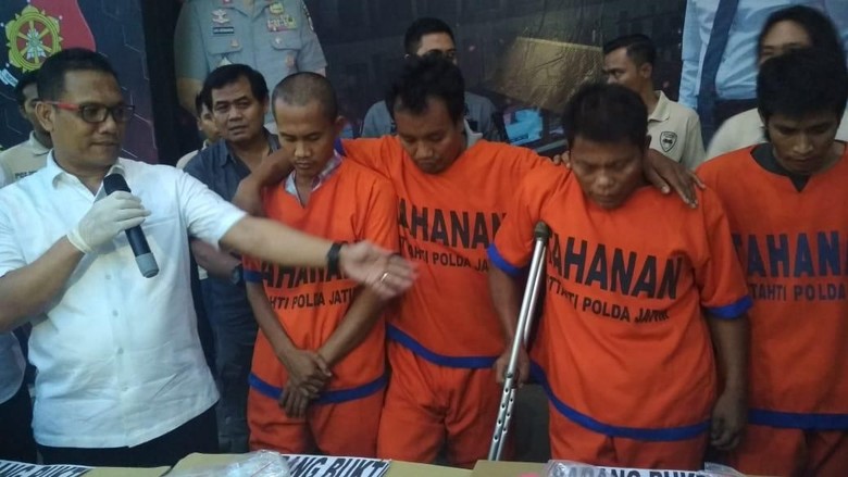 Enam Perampok Bos Toko Emas di Sumenep Ditangkap, Tiga Ditembak Enam Perampok Bos Toko Emas di Sumenep Ditangkap, Tiga Ditembak