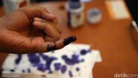 Jari yang sudah dicelupkan ke tinta ini sebagai tanda telah memberikan hak suara.