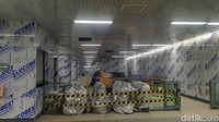 Melewati mesin, penumpang mesti turun satu lantai lagi untuk sampai di depan persis tempat pemberhentian kereta.