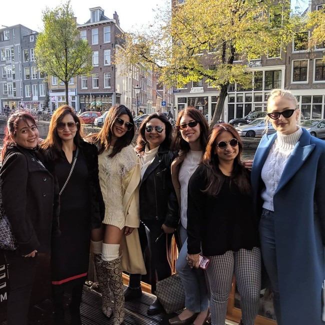 Priyanka Chopra dan Nick Jonas dijadwalkan menikah pada Desember 2018. Merayakan hari-hari terakhirnya sebagai single, aktris 36 tahun itu mengadakan pesta lajang di Amsterdam. Foto: Instagram/@priyankachopra