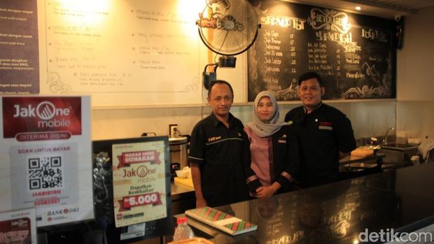 Para staff di Jakbistro (Randy/detikTravel)