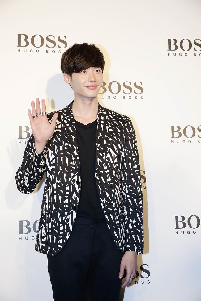 Lee Jong Suk sempat menjadi trainee di SM Entertainment untuk menjadi idol. Tapi kemudian ia putar haluan dan menjadi model serta aktor. Foto: Getty Images