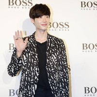 Lee Jong Suk sempat menjadi trainee di SM Entertainment untuk menjadi idol. Tapi kemudian ia putar haluan dan menjadi model serta aktor. Foto: Getty Images