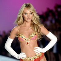Candice Swanepoel memakai Fantasy Bra termahal dalam sejarah Victorias Secret. Bernama Royal Fantasy Bra, lingerie ini dihiasi 4.200 batuan dan berharga sampai US$ 10 juta atau Rp 148 miliar. Foto: Getty Images