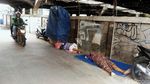 Bantaran Kali Tanah Abang Kembali Kumuh dengan Gubuk Liar