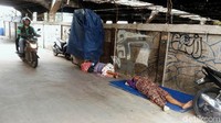 Pemandangan seperti ini tampaknya biasa terjadi karena jauh sebelum ditertibkan, banyak bangunan liar semi permanen berdiri disana.