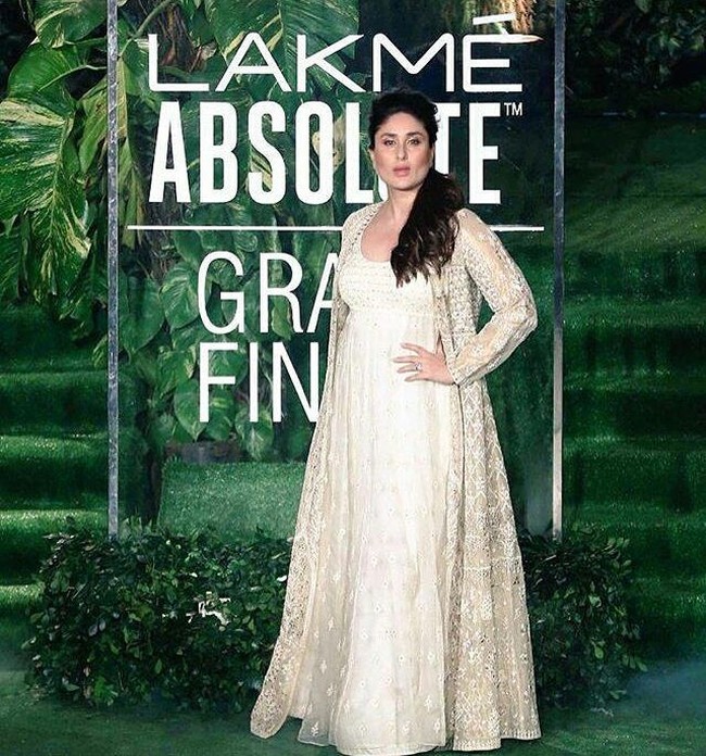 Berat badan Kareena Kapoor memang sempat melonjak saat hamil anak pertamanya, Taimur Ali Khan, pada 2016 lalu. Aktris top India berusia 38 tahun itu mengaku kalau bobot tubuhnya naik hingga 18 kilogram. Tapi Kareena kini berbahagia karena tubuhnya telah kembali ke bentuk semula dalam waktu setahun setelah menjalani diet dan olahraga. Foto: Dok. Instagram, Dok. Vogue