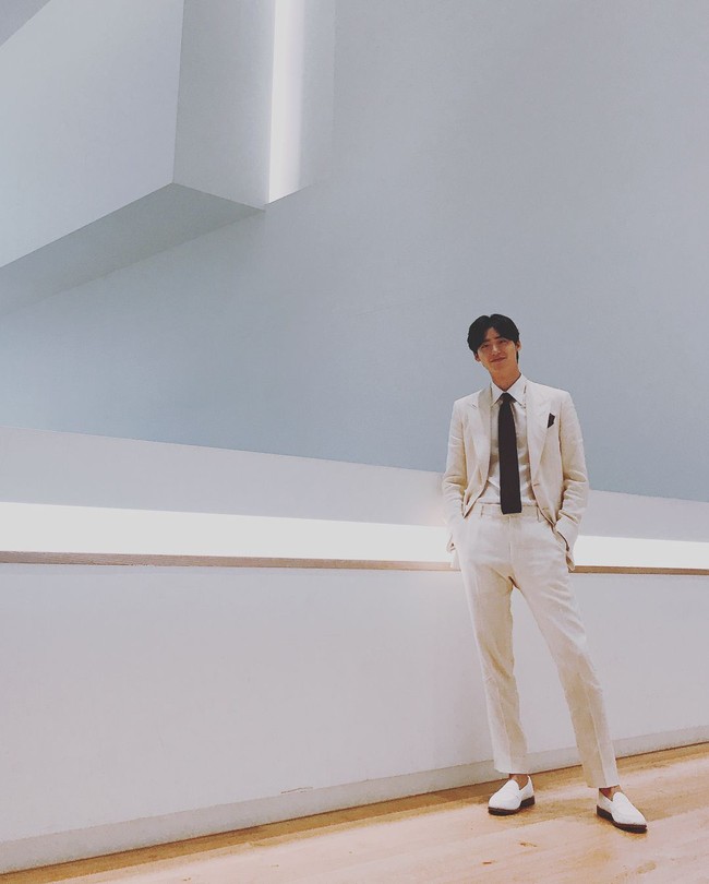 Lee Jong Suk sempat disebut aktor yang genit, karena kebiasaannya yang suka menggandeng, memegang tangan atau merangkul rekan kerja maupun temannya. Padahal itu karena ia sudah merasa nyaman dengan orang tersebut. Foto: Instagram/@jongsuk0206