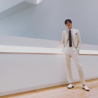 Lee Jong Suk sempat disebut aktor yang genit, karena kebiasaannya yang suka menggandeng, memegang tangan atau merangkul rekan kerja maupun temannya. Padahal itu karena ia sudah merasa nyaman dengan orang tersebut. Foto: Instagram/@jongsuk0206