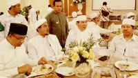 Lagi-lagi duduk satu meja dan makan bersama Tommy Soeharto. Tapi kali ini mereka ditemani Anies Baswedan. Kabarnya saat itu mereka tengah menghadiri acara 51 Tahun Supersemar serta Haul Soeharto di Masjid At Tin, Jakarat Timur (11/03/2017). Foto: Istimewa  