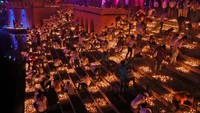 Nampak orang-orang tengah menyalakan lilin di pinggiran Sungai Sarayu di daerah Ayodya, Utar Pradesh, India, untuk merayakan Diwali. Pawan Kumar/Reuters.