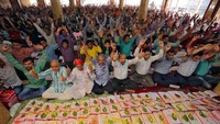 Menyambut perayaan Diwali orang-orang di berbagai daerah di India memiliki kegiatan tersendiri setiap harinya, mulai dari persiapan hingga acara puncak. Adapun nama perayaannya antara lain Dhanatrayodashi, Naraka Chaturdashi, Lakshmi Puja, Bali Pratipada, dan Govardhan Puja, terakhir ada Yama Dwitiya atau Bhaiduj. Setiap kota di India memiliki ciri khasnya masing-masing. Beberapa di antaranya merayakan perayaan lainnya selain Diwali. Amit Dave/Reuters.