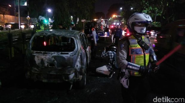 Diduga Tangki Bensin Bocor, Mobil Muat 2 Penumpang Ludes Terbakar