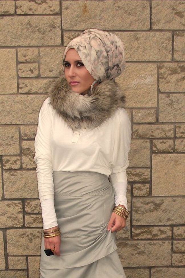 Jika memakai turban, Dina tetap berusaha menutupi lehernya dengan scarf atau syal. Tapi memang sejak dulu, Dina terlihat suka tampil nyentrik seperti tabrak warna hingga motif. Foto: Facebook/DinaTokio