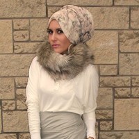 Jika memakai turban, Dina tetap berusaha menutupi lehernya dengan scarf atau syal. Tapi memang sejak dulu, Dina terlihat suka tampil nyentrik seperti tabrak warna hingga motif. Foto: Facebook/DinaTokio