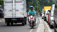 Lampu merah yang cukup lama membuat para pengendara motor itu memilih menggunakan jalur berlawanan untuk cepat sampai tujuan, meskipun berbahaya.