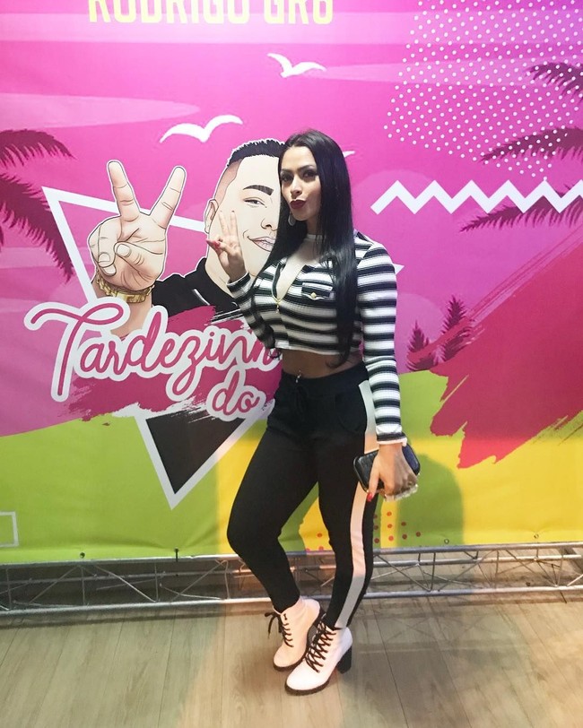 Ellen Santana yang dinyatakan sebagai pemenang Miss BumBum 2018 pun tidak terima dengan aksi Aline. Dia menarik lagi pita kemenangan tersebut. Terjadi tarik-menarik pita kemenangan di antara Ellen dan Aline. Foto: Instagram @ellensantanaoriginal