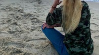 Valentina saat menikmat sunset di pesisir Pantai Jumeirah di Dubai (Instagram/bulletvalentina)